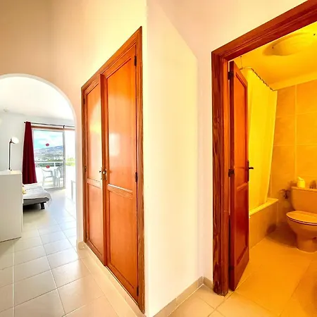 Nice Mp With Freewifi, Well Connected In Tenerife South *