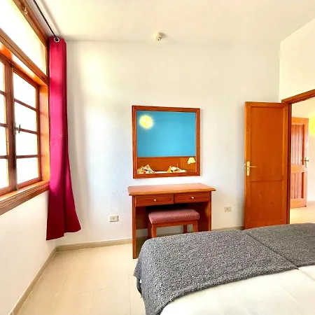 Nice Mp With Freewifi, Well Connected In Tenerife South